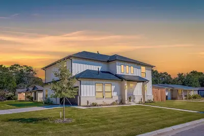 Image de Free Parking | Estate w/ Hot Tub | Steps to At&T