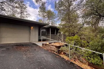 Image de Sagewood Cottage: A private home with comfort, style, amazing amenities, and Tranquil location!