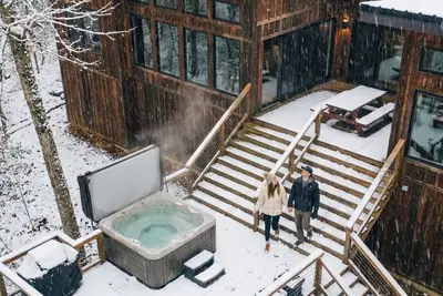 Image de Scenic Cabin | Sleeps 4 | Hot Tub | Modern Comfort