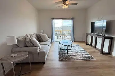 Image de Garage, Deck, Family Retreat by Interstates