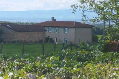 Image de Gîte des hortensias à la ferme  avec vu sur les collines environnantes