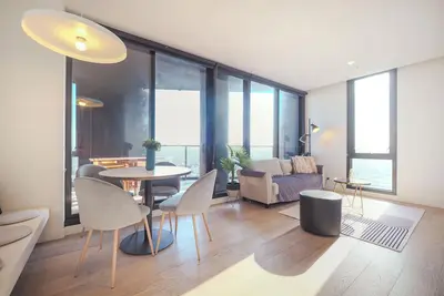 Image de This centrally located apartment offers unmatched convenience in the heart of Melbourne. Just a short walk to Melbourne Central Shopping Mall, Queen Victoria Market, and Rmit University, everything you need is right at your doorstep.