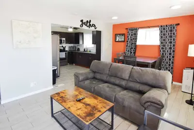 Image de Large family home near Hidden Lake