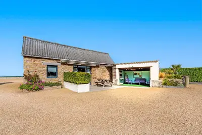 Image de Maison de Vacances 'Ty Reuniou - La Grange' avec Vue Mer, Terrasse Partagée et Wi-Fi