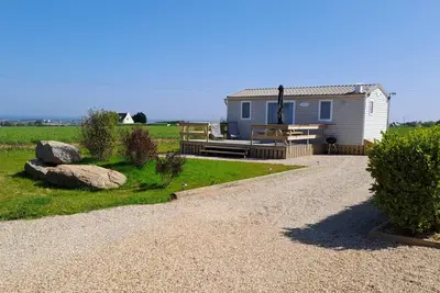 Image de Mobil-home 'Ty Reuniou' avec vue sur la mer, terrasse privée et jardin privé