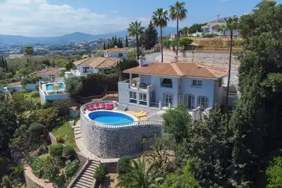 Villa with panoramic views in great location