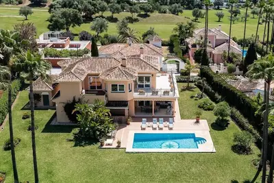 Image de Pool bar, luxury kitchen, views