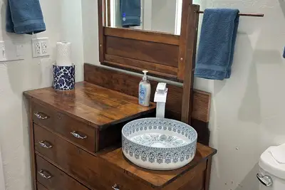 Image de Charming 1908 historical bldg sleeps five, vintage furnishing, city park, .