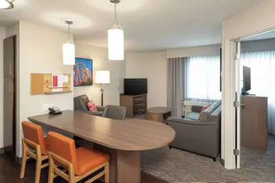 Image de 2 Suites Stay For You | Queen Bed | Full Kitchen