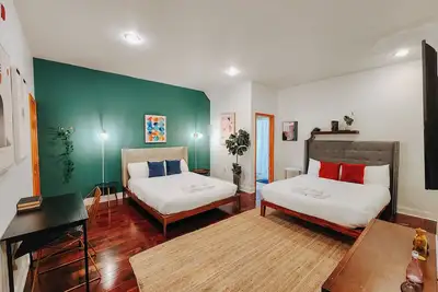 Image de Prime / King Bed / 2 En-Suite Bathrooms / 65\"Tv