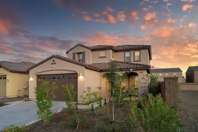 Image de Next Gen Luxurious Home with Separate Guest Suite!