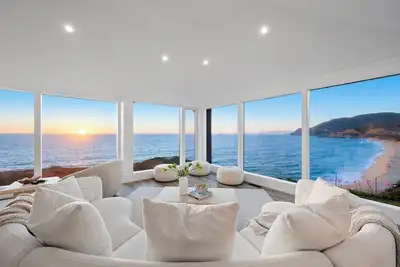 Image de Distinguished Oceanfront Point Estate with Iconic Beach + Mountain Vistas