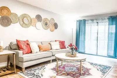 Image de Lovely 3 bd / 2. 5 ba Renovated, Refined Townhouse