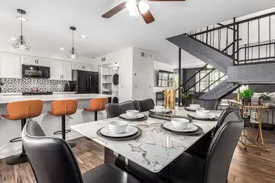 Image de Walk to Old Town & Giants Stadium! Unit w/ Pool