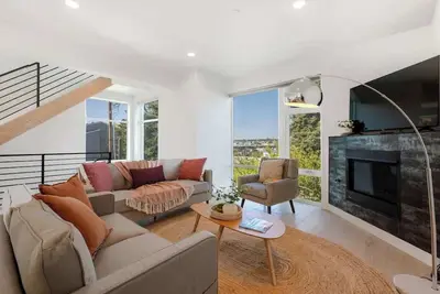 Image de Elevated Escape • 4b2b Th w/ City & Lake Charm