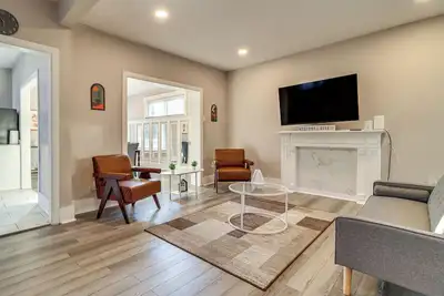 Image de 3 Mi to Dtwn Detroit: Spacious Home w/ Yard!