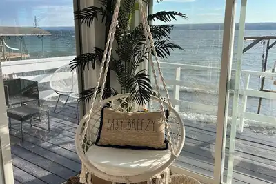 Image de Beautiful Lakehouse - directly on lake!