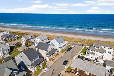 Image de 6 Bedroom house steps from the sandy beach