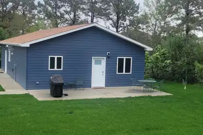 Image de Brand New 2-bedroom getaway cabin located a half mile from Mobridge