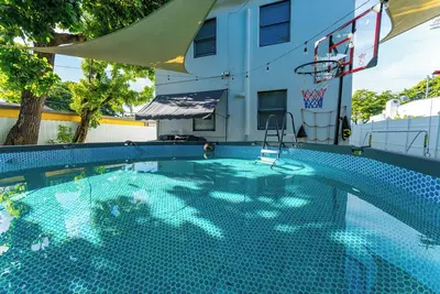 Image de Cute Apt W/ Pool + Games in Wynwood's Heart!