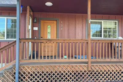 Image de 2 bedroom Lakeside house. Dunes a ride away! Lake within view of front door.