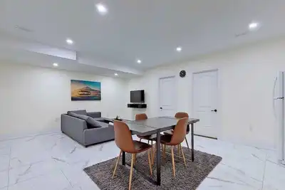 Image de Spacious 2 Bedroom Basement