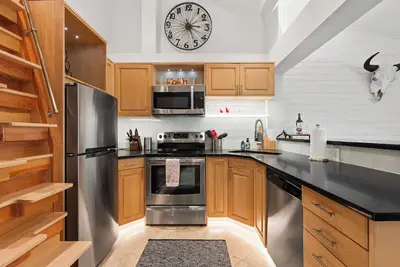 Image de Wildwood Modern Loft: Steps to Skiing & Downtown