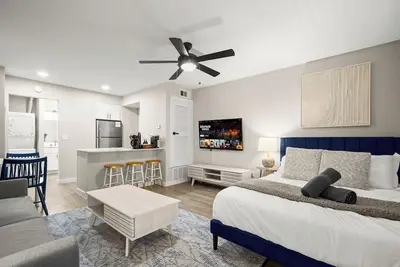 Image de Modern Studio in Austin - Fast WiFi + Washer/Dryer