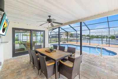 Image de *New/Waterfront/Heated Pool/Open Floor Plan/Fun!