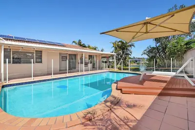 Image de Relaxing 4br Robina Escape with Parking and Pool