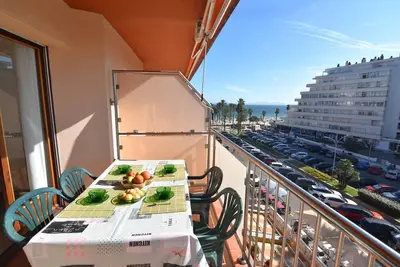 Image de Charmant appartement à Roses, Costa Brava, à 50 mètres de la plage de Santa Margarita. 2 chambres, capacité 6 personnes, cuisine équipée.