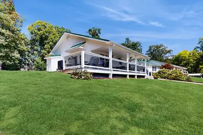 Image de Serene home with amazing views, wifi, and front porch w/swing