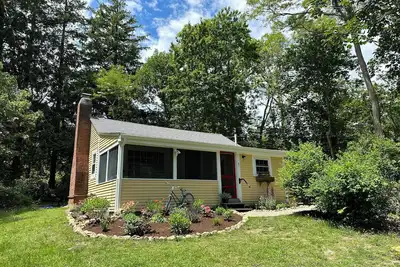 Image de Updated Antique Cottage • Walkable to Beach, Lake & Downtown