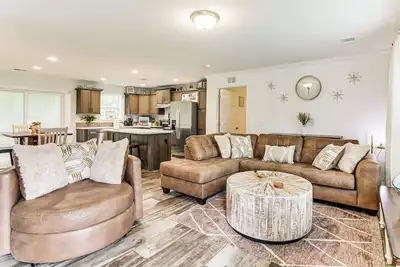 Image de Screened Porch: Family-Friendly St Stephen Retreat