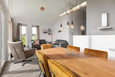 Image de Villa ensoleillée avec patio et jardin