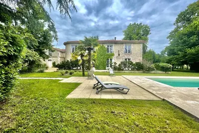 Image de Grande maison familiale avec piscine chauffée, wifi et parking à Pranzac