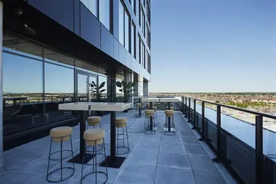 Image de Experience Urban Chic Design in Spacious Room Walking Distance to Cafés & Bars