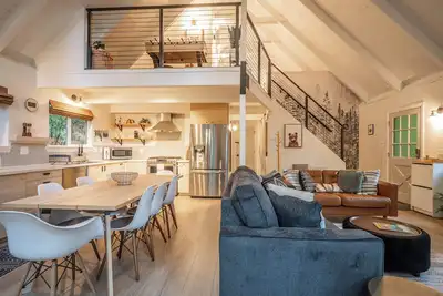 Image de Raccoon Den - Chalet w/heat and lake access!