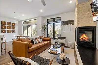 Image de River West Riverfront Condo - Fantastic Year-Round Location!