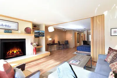 Image de Liftside Condo - Walk to Lifts, Pool & Hot Tub!