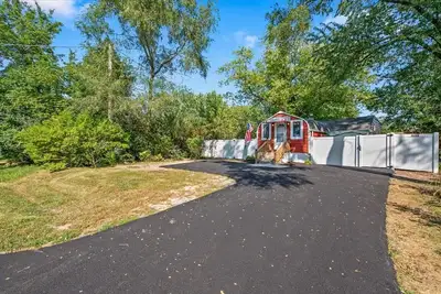 Image de Charming 2-bedroom cottage, pet friendly, fenced yard, near Fox River!