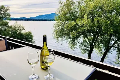 Image de Lumineux condo au bord du lac