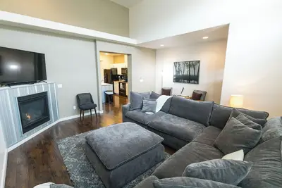 Image de 3 En-Suite Bedrooms - 3 Private Bathrooms -  Restaurants - Parks -   Attractions