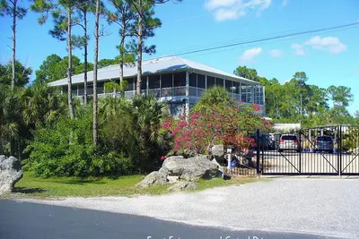 Image de Acreage Retreat 5 Bed 4 Bath Pool & Lake House