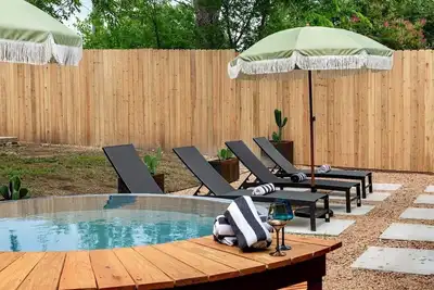 Image de 7bd Southwestern Retreat - Pool - Outdoor Dining - Gym - PingPong - 10 Min to Dt