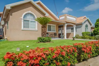 Image de 4-bedroom villa in peaceful Portmore with Ac