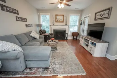 Image de A 3-bedroom, 2. 5-bath retreat that’s perfect for families or groups of friends