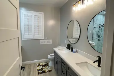 Image de Az Go Rentals: 2022 built, 2bd/1ba, 1k sqft, Pickleball Court! Detached!