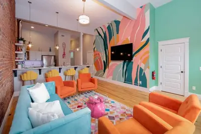 Image de Vibrant Downtown Luxury Loft 13-Ft Ceilings