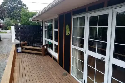 Image de A cozy rustic Bungalow in the City. \nFam & Pet Friendly close to the new stadium